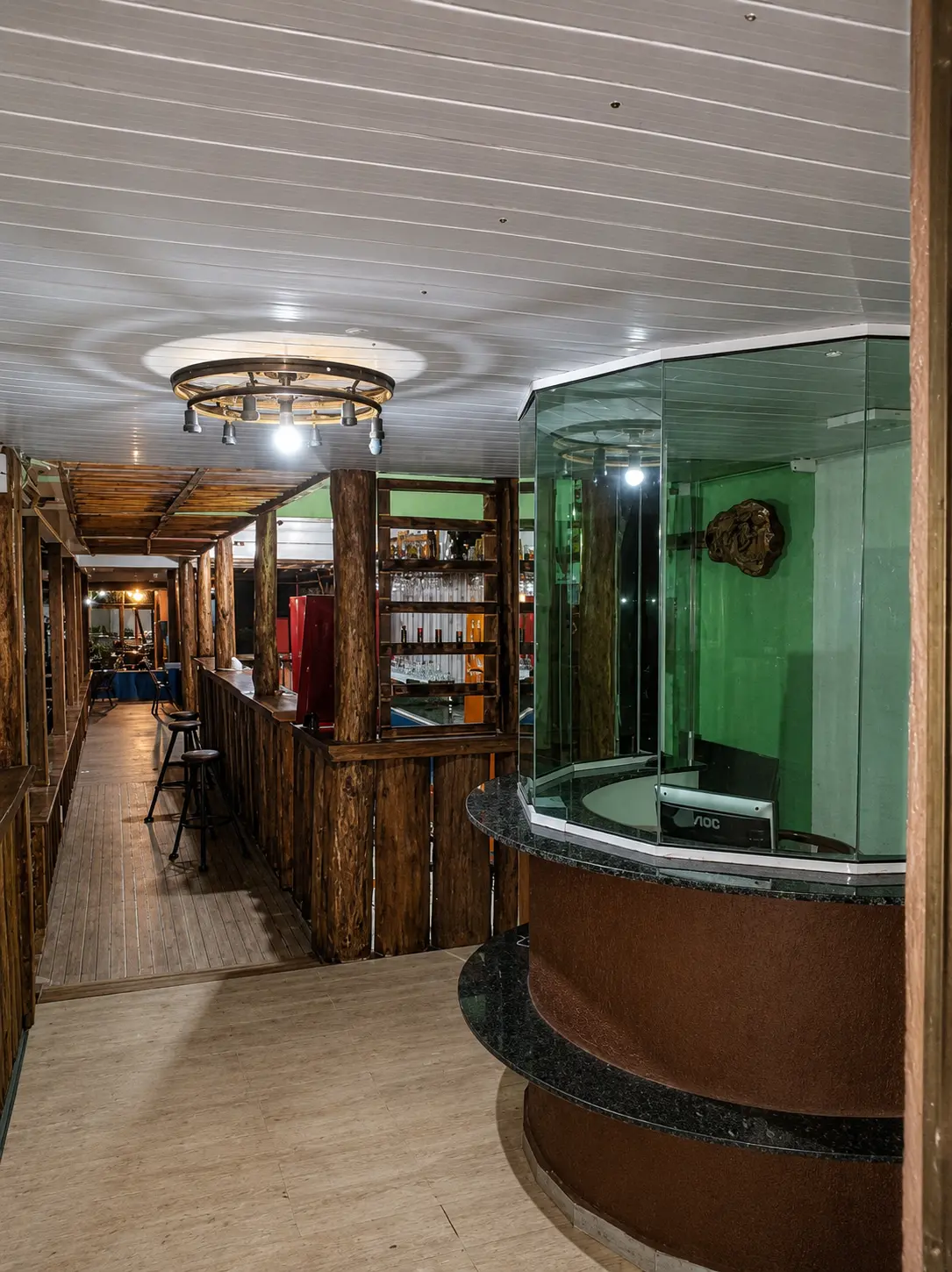 Recepção e bar interno em madeira