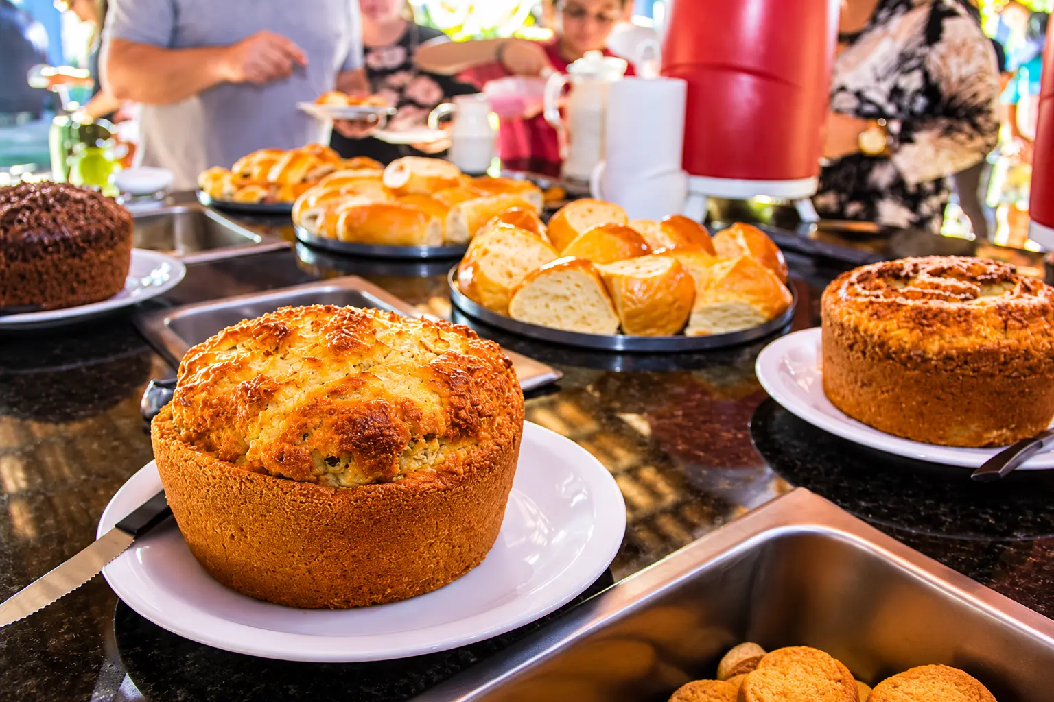 Bolos, pães de queijo e café da manhã servidos no buffet